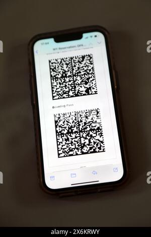 QR-Code Bordkarte auf dem iPhone für einen Flug Stockfoto