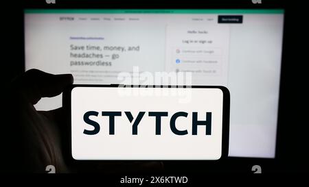 Person, die ein Mobiltelefon mit dem Logo des US-amerikanischen Identitätsplattformunternehmens Stytch Inc. Vor der Unternehmenswebseite hält. Schwerpunkt auf dem Display des Telefons. Stockfoto