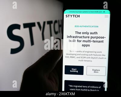 Person, die ein Smartphone hält und die Webseite des US-amerikanischen Identitätsplattformunternehmens Stytch Inc. Vor dem Firmenlogo zeigt. Konzentrieren Sie sich auf die Mitte des Telefondisplays. Stockfoto