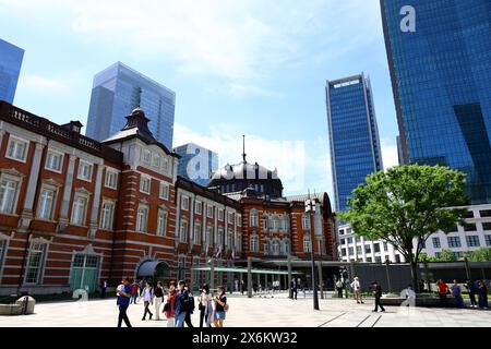 Das tägliche Leben in Japan Touristen, die den aus Backsteinen gebauten Bahnhof Tokio und den Bahnhofsplatz besuchen Stockfoto