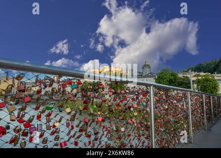 Salzburg, Österreich, 15. August 2022. Konzeptuelles Bild auf der Brücke der Liebe mit den Vorhängeschlössern der Liebenden im Vordergrund und im verschwommenen Hintergrund t Stockfoto