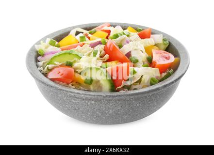 Leckerer Salat mit Chinakohl in Schüssel isoliert auf weiß Stockfoto