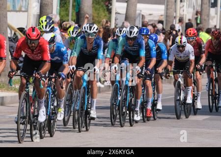 Termoli, Italien. Mai 2024. Larry Warbasse (L) und Bastien Tronchon (R) vom Team Decathlon AG2R La Mondiale während der elften Etappe des 107. Giro d'Italia 2024 - Transit nach Termoli. Quelle: SOPA Images Limited/Alamy Live News Stockfoto