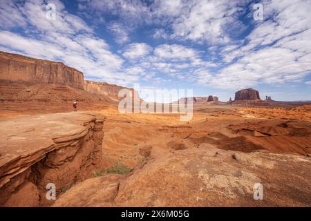 Männlicher Tourist, der am 22. April 2024 die Aussicht von John Ford's Point im Monument Valley, Arizona, vermisst Stockfoto