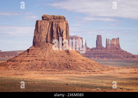 Große rote Sandsteinfelsen im Monument Valley vom Talboden des Navajo Code Talker Außenpostens in Arizona, USA am 22. April 2024 Stockfoto