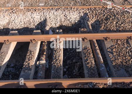 Die Leitung wurde durch Manipulationen beschädigt, die möglicherweise zu dem Einfallloch beigetragen haben, das den Zugunglück in Grange Over Sands, Cumbria, März 2024 verursachte Stockfoto