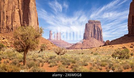 Große rote Sandsteinfelsen und Turmformationen im Monument Valley vom Talboden in Arizona, USA am 22. April 2024 Stockfoto