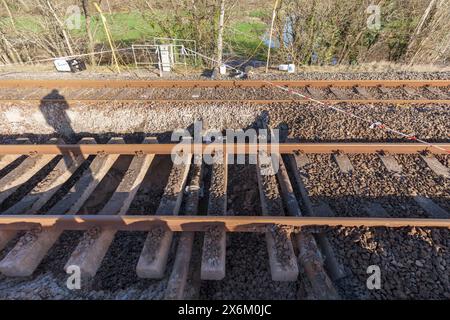 Die Leitung wurde durch Manipulationen beschädigt, die möglicherweise zu dem Einfallloch beigetragen haben, das den Zugunglück in Grange Over Sands, Cumbria, März 2024 verursachte Stockfoto