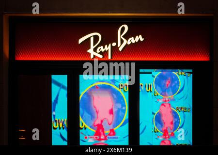 Florenz, Italien - 01.09.2022: Ray-Ban-Schaufenster des Ladens in Mailand, Vitrine des Ladens Stockfoto