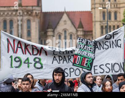 Demonstranten mit Manchester University im Hinterland. Palästinensische Proteste begehen den 76. Jahrestag der Nakba Manchester mit einem großen Schlüssel und Spruchbändern. Die pro-palästinensischen Demonstranten marschierten vom viktorianischen Denkmal im Stadtzentrum von Piccadilly Manchester zur Manchester University, wo ein Zeltlager im Brunswick Park eingerichtet wurde, das nun von den Demonstranten in Dr. Adnan Al-Bursh Park umbenannt wurde. Manchester UK. Bild Garyrobertsphotography/worldwidefeatures.com Stockfoto