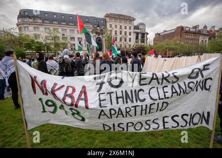 Nakba-Banner. Palästinensische Proteste begehen den 76. Jahrestag der Nakba Manchester mit einem großen Schlüssel und Spruchbändern. Die pro-palästinensischen Demonstranten marschierten vom viktorianischen Denkmal im Stadtzentrum von Piccadilly Manchester zur Manchester University, wo ein Zeltlager im Brunswick Park eingerichtet wurde, das nun von den Demonstranten in Dr. Adnan Al-Bursh Park umbenannt wurde. Manchester UK. Bild Garyrobertsphotography/worldwidefeatures.com Stockfoto