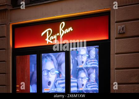 Florenz, Italien - 01.09.2022: Ray-Ban-Schaufenster des Ladens in Mailand, Vitrine des Ladens Stockfoto