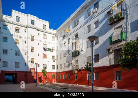 Klassisches Sozialwohnhaus aus den 1950er Jahren im Stadtteil Tardón in Sevilla, das die städtische Entwicklung der Nachkriegszeit widerspiegelt. Stockfoto