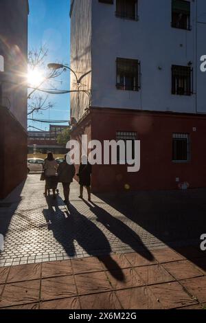 Das Viertel Tardón in Triana, Sevilla, erwacht mit einem sanften Morgenglühen und lädt zu einem ruhigen Start in den Tag ein. Stockfoto