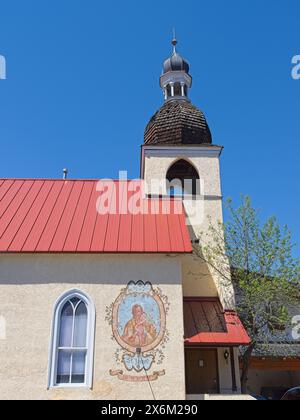 Seitenansicht der katholischen Kirche St. Joseph an einem sonnigen Tag in Leavenworth, Washington. Stockfoto