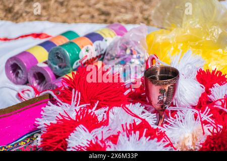 Traditionelles Ritual der Zahlung an die Erde mit Kokablättern und Chicha de jora in den Anden der Bergkette an einem sonnigen Tag Stockfoto