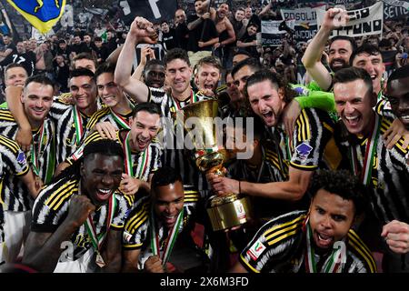 Rom, Italien. Mai 2024. Juventus-Spieler feiern mit der Trophäe am Ende des Finalspiels zwischen Atalanta BC und Juventus FC im Olimpico-Stadion in Rom (Italien) am 15. Mai 2024. Juventus besiegte Atalanta mit 1:0. Quelle: Insidefoto di andrea staccioli/Alamy Live News Stockfoto