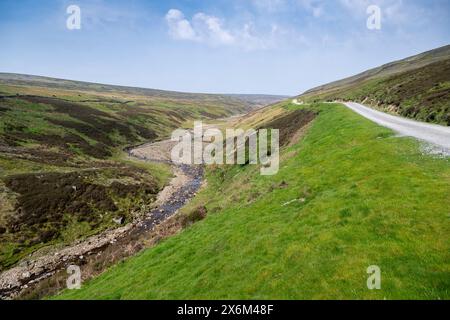 Der Fluss nähert sich der Alten Gang Schmelzwühle in Swaledale, Yorkshire Dales National Park, Großbritannien. Stockfoto