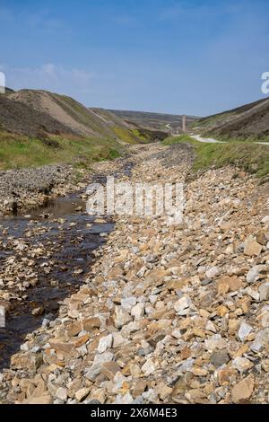 Der Fluss nähert sich der Alten Gang Schmelzwühle in Swaledale, Yorkshire Dales National Park, Großbritannien. Stockfoto