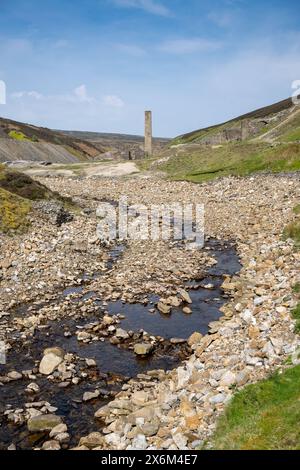 Der Fluss nähert sich der Alten Gang Schmelzwühle in Swaledale, Yorkshire Dales National Park, Großbritannien. Stockfoto