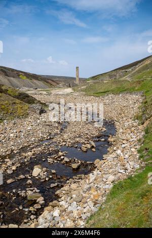 Der Fluss nähert sich der Alten Gang Schmelzwühle in Swaledale, Yorkshire Dales National Park, Großbritannien. Stockfoto