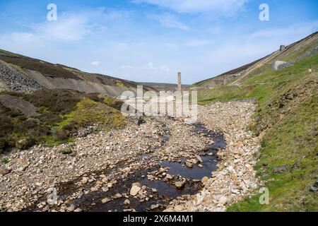 Der Fluss nähert sich der Alten Gang Schmelzwühle in Swaledale, Yorkshire Dales National Park, Großbritannien. Stockfoto