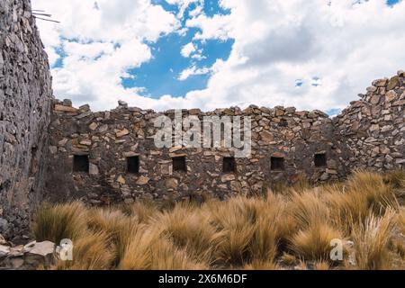 inka-Ruinen im heiligen Tal in Granitfenstern, Strümpfen und Steinmauern in ollantaytambo cusco peru an einem sonnigen Tag mit blauem Himmel Stockfoto