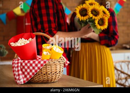 Korb mit Popcorn auf dem Tisch in der Küche. Festa Junina Feier Stockfoto