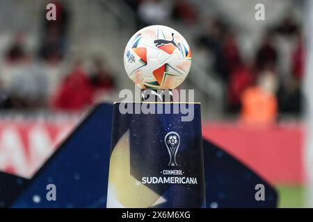 Curitiba, Brasilien. Mai 2024. PR - CURITIBA - 15/05/2024 - COPA SUL-AMERICANA 2024, ATHLETICO-PR x DANUBIO - der Spielball vor dem Spiel zwischen Athletico-PR und Danubio im Stadion Arena da Baixada für die Copa Sul-Americana 2024. Foto: Robson Mafra/AGIF Credit: AGIF/Alamy Live News Stockfoto