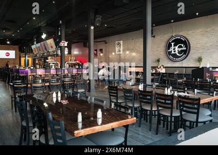 Das Restaurant in der Innenstadt von Little Rock, Arkansas, USA, von der Straße aus durch das offene Fenster gesehen. Stockfoto