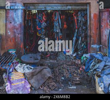 Mehrere Reihen von Metallketten hängen an Metallhaken. Die Ketten haben alle verschiedene Größen und Farben. Stockfoto