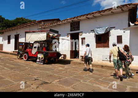 Barichara, Santander, Kolumbien; 25. November 2022: Touristen gehen durch die kopfsteingepflasterten Straßen der Kolonialzeit und gehen zu einem traditionellen Kaffee Stockfoto