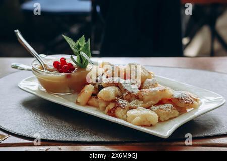 Kaiserschmarrn, ein leicht gesüßter Pfannkuchen, hat seinen Namen vom österreichischen Kaiser Franz Joseph I., der diese flauschige Pfanne liebte Stockfoto