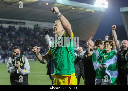 15. Mai 2024. Kilmarnock, Großbritannien. Celtic gewann ihren 12. Schottischen Premiership-Titel, nachdem er Kilmarnock mit 5 Toren zu 0 geschlagen hatte. Die Torschützen für Celtic waren: A. Idah, 5 Minuten. D Maeda, 12 Min. J Forrest, 35 Minuten und M O'Riley 51 und 71 Minuten. Der Sieg gibt Celtic 3 Punkte und bringt sie über ihre nächsten Rivalen Rangers, die nicht in der Lage sind, Celtic's Ligapunkte zu schlagen. Der Sieg in Kilmarnocks Heimstadion Rugby Park ermöglichte Celtic am Ende des Spiels eine Feier mit speziellen Feiern für Joe Hart, Celtic Torwart, der am Ende der Saison in Rente geht. Stockfoto