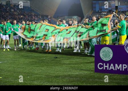 15. Mai 2024. Kilmarnock, Großbritannien. Celtic gewann ihren 12. Schottischen Premiership-Titel, nachdem er Kilmarnock mit 5 Toren zu 0 geschlagen hatte. Die Torschützen für Celtic waren: A. Idah, 5 Minuten. D Maeda, 12 Min. J Forrest, 35 Minuten und M O'Riley 51 und 71 Minuten. Der Sieg gibt Celtic 3 Punkte und bringt sie über ihre nächsten Rivalen Rangers, die nicht in der Lage sind, Celtic's Ligapunkte zu schlagen. Der Sieg in Kilmarnocks Heimstadion Rugby Park ermöglichte Celtic am Ende des Spiels eine Feier mit speziellen Feiern für Joe Hart, Celtic Torwart, der am Ende der Saison in Rente geht. Stockfoto