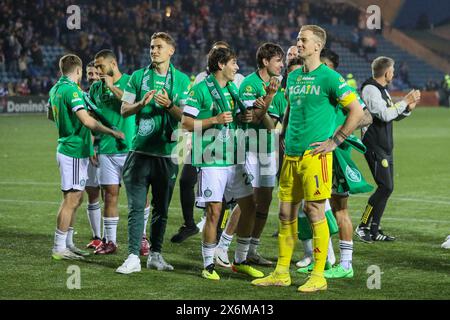 15. Mai 2024. Kilmarnock, Großbritannien. Celtic gewann ihren 12. Schottischen Premiership-Titel, nachdem er Kilmarnock mit 5 Toren zu 0 geschlagen hatte. Die Torschützen für Celtic waren: A. Idah, 5 Minuten. D Maeda, 12 Min. J Forrest, 35 Minuten und M O'Riley 51 und 71 Minuten. Der Sieg gibt Celtic 3 Punkte und bringt sie über ihre nächsten Rivalen Rangers, die nicht in der Lage sind, Celtic's Ligapunkte zu schlagen. Der Sieg in Kilmarnocks Heimstadion Rugby Park ermöglichte Celtic am Ende des Spiels eine Feier mit speziellen Feiern für Joe Hart, Celtic Torwart, der am Ende der Saison in Rente geht. Stockfoto