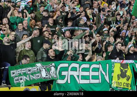 15. Mai 2024. Kilmarnock, Großbritannien. Celtic gewann ihren 12. Schottischen Premiership-Titel, nachdem er Kilmarnock mit 5 Toren zu 0 geschlagen hatte. Die Torschützen für Celtic waren: A. Idah, 5 Minuten. D Maeda, 12 Min. J Forrest, 35 Minuten und M O'Riley 51 und 71 Minuten. Der Sieg gibt Celtic 3 Punkte und bringt sie über ihre nächsten Rivalen Rangers, die nicht in der Lage sind, Celtic's Ligapunkte zu schlagen. Der Sieg in Kilmarnocks Heimstadion Rugby Park ermöglichte Celtic am Ende des Spiels eine Feier mit speziellen Feiern für Joe Hart, celtic Torwart, der am Ende der Saison in Rente geht. Stockfoto