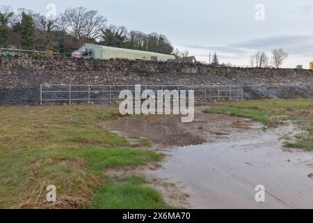 26/03/2024 Grange über Sands Entwässerungskanal von einem blockierten Kanal unter der Bahnstrecke, der möglicherweise zur Entgleisung am 3/24 beigetragen hat Stockfoto