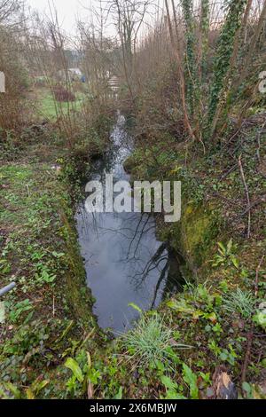 26/03/2024 Grange over Sands blockierte den Kanal unter der Bahnstrecke an der Meathop Road, was zum Zugunglück am 22/4/24 beitrug Stockfoto