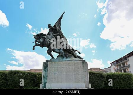 7. August 2023 - Gravina in Apulien, Italien - die Stadtvilla der Stadt mit dem Kriegsdenkmal. Die Blumenbeete und der Rasen der gepflegten Garde Stockfoto