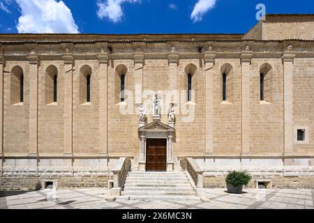 Die alte Kathedrale Santa Maria Assunta in der Innenstadt der malerischen italienischen Stadt Gravina in Apulien, Bari, Italien. Stockfoto