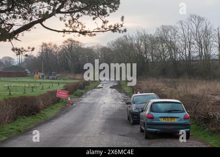 26/03/2024 Grange Over Sands Golfclub Pumps pumpte Wasser vom Golfplatz weg über die Bahnlinie, Grange Over Sands Zugentgleisung Stockfoto