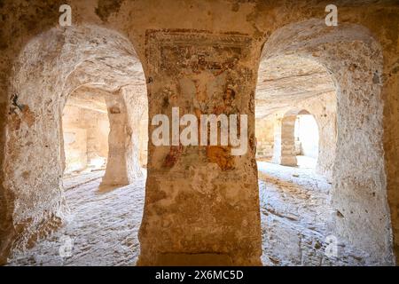 Gravina, Italien - 7. August 2023: Fresken der Felsenkirche Santa Margherita und Höhlenwohnungen in Mottola, Tarent, Apulien (Apulien), Italien. Stockfoto