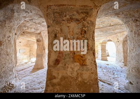 Gravina, Italien - 7. August 2023: Fresken der Felsenkirche Santa Margherita und Höhlenwohnungen in Mottola, Tarent, Apulien (Apulien), Italien. Stockfoto