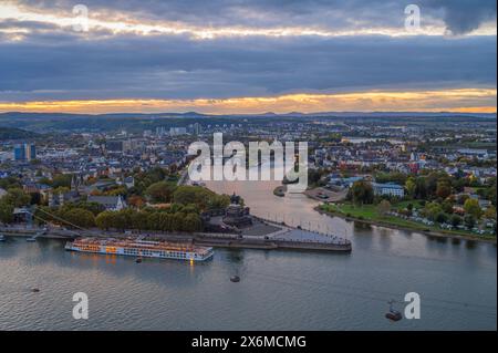 Blick von der Festung Ehrenbreitstein auf das Deutsche Eck und den Zusammenfluss von Mosel und Rhein, Koblenz, Rheinland-Pfalz, Deutschland Stockfoto