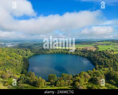 Weinfelder Maar, Totenmaar, Dauner Maare, Daun, Vulkaneifel aus der Vogelperspektive Eifel, Rheinland-Pfalz, Deutschland Stockfoto