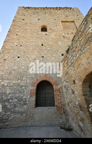Norman Tower im verlassenen Dorf Craco, Region Basilicata, Italien. Stockfoto