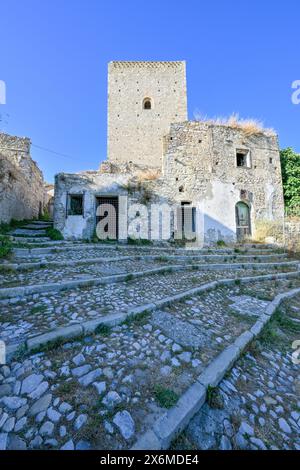 Norman Tower im verlassenen Dorf Craco, Region Basilicata, Italien. Stockfoto