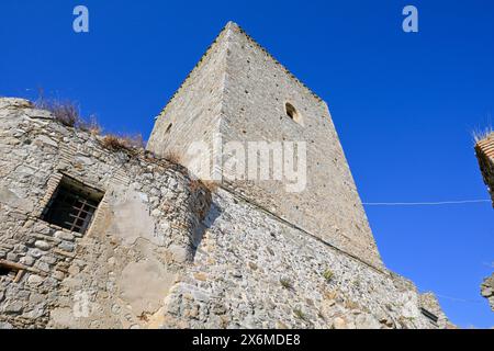 Norman Tower im verlassenen Dorf Craco, Region Basilicata, Italien. Stockfoto