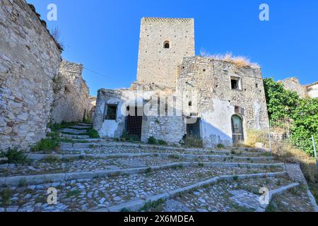 Norman Tower im verlassenen Dorf Craco, Region Basilicata, Italien. Stockfoto